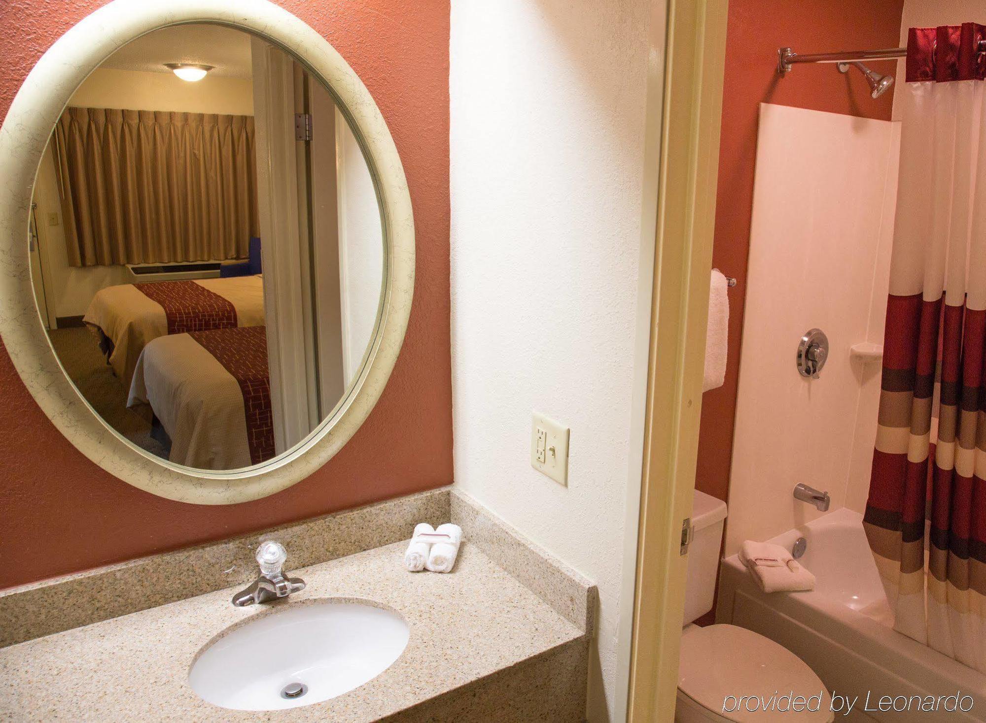 Red Roof Inn Detroit - Roseville St Clair Shores Exteriör bild